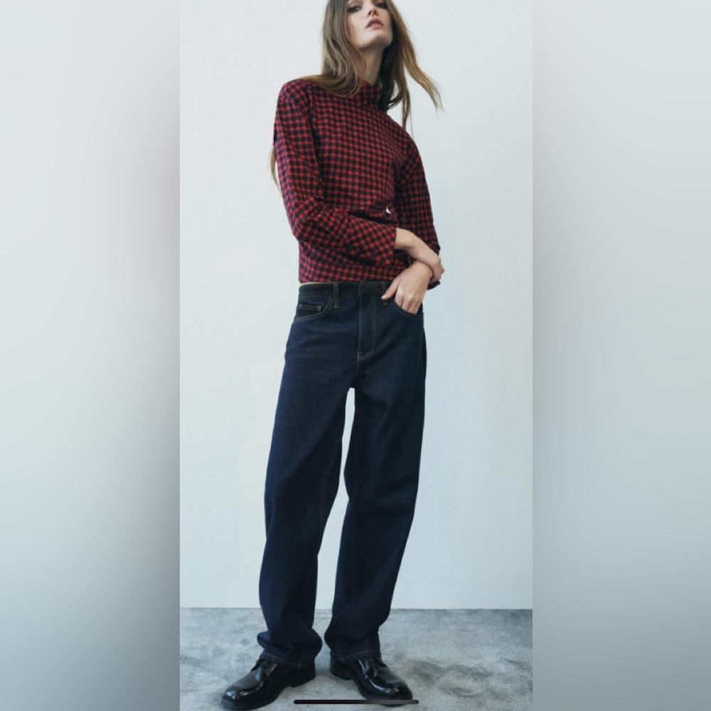 Zara NWT Mid-rise jeans with belt loops at waist. Contrasting suede leather